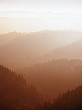 Doğal gündoğumu geçiş renkli sis dağlarda,