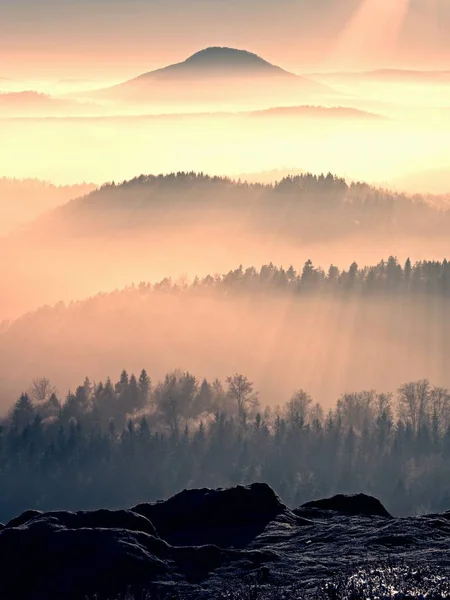 Πτώση Χαραυγή. Misty ξύπνημα σε όμορφους λόφους. Κορυφές λόφων — Φωτογραφία Αρχείου