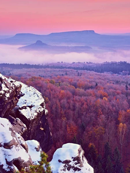 Erste Pulverschneedecke auf Sandsteinfelsen über dem Tal. Starker Nebel — Stockfoto