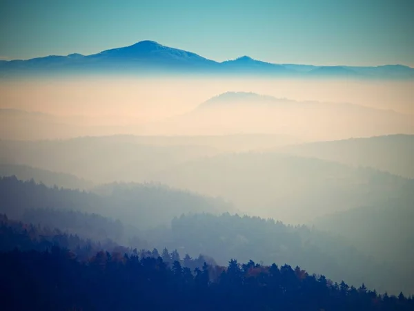 Vue sur la silhouette des montagnes au coucher du soleil, parc national — Photo