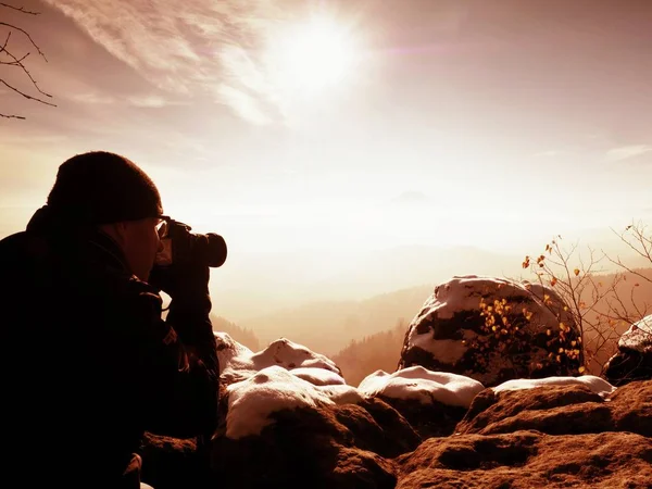 Man fotograf tar bilden. Marvelous frysa hösten — Stockfoto