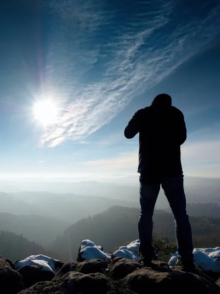 Man photographer takes picture. Marvelous freeze autumn — Stock Photo, Image