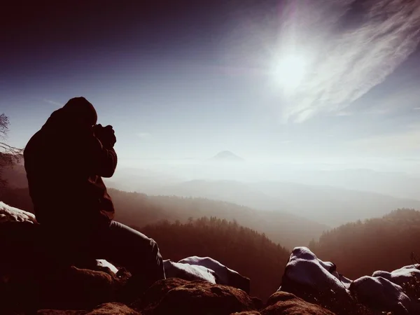 Man photographer takes picture. Marvelous freeze autumn — Stock Photo, Image