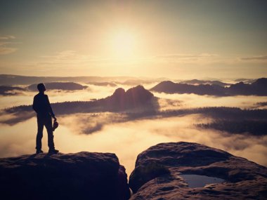 Kayalık tepe üzerinde kırmızı bere ile kal adamım. Kayalık Zirvesi üzerinde yürüyen adam
