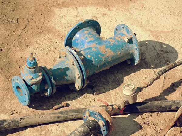 Vieilles conduites d'eau potable, vanne bleue usagée et joints de réduction. Approvisionnement en eau interrompu, réparation des infrastructures. Texture corrosive métallique. pipeline . — Photo