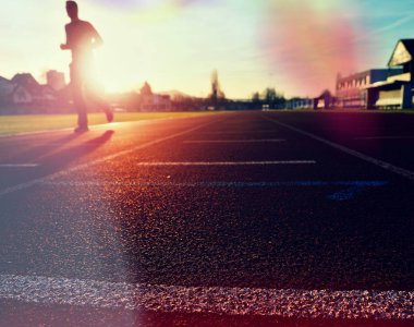 Maraton adam eğitim. Sporcu kıyafetleri stadyum üzerinde çalışan 