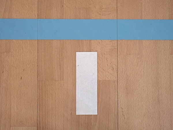 Weiße Linie auf dem Hallenspielplatz. Erneuerung Holzboden — Stockfoto