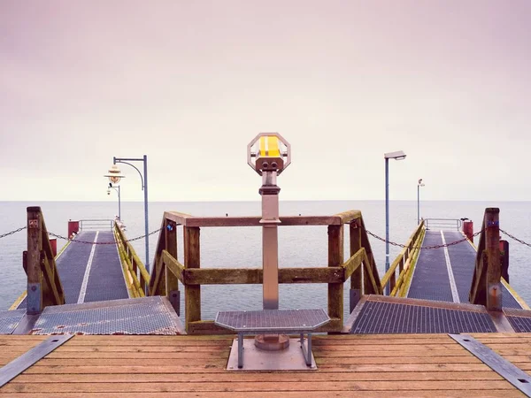 Telescópio à beira-mar. Outono manhã enevoada no cais de madeira — Fotografia de Stock