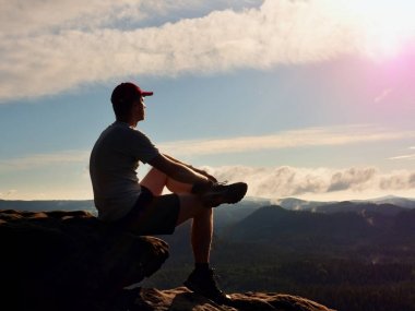 Adam turist rock İmparatorluğu üzerinde oturup özgürlük tadını çıkarın. Rüya gibi manzara 