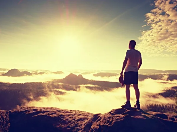 Kayalık tepe üzerinde kırmızı bere ile kal adamım. Kayalık Zirvesi üzerinde yürüyen adam