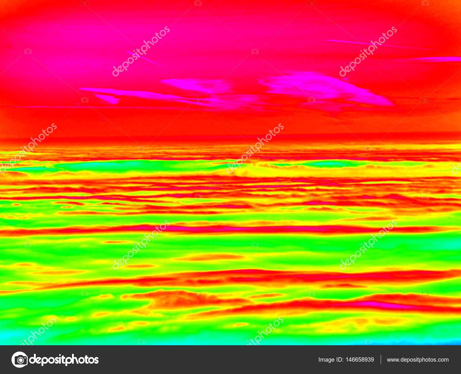 Vista a raggi infrarossi animale Paesaggio collinare foresta con nebbia colorata — Foto Stock