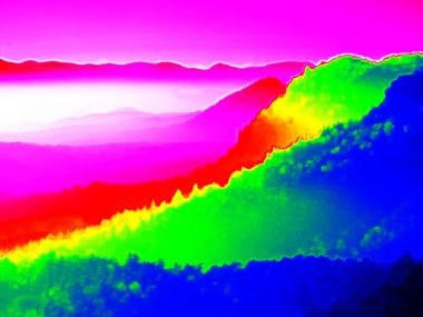 Termografi fotoğraf. Tepeler, orman ve ultraviyole görünümü siste