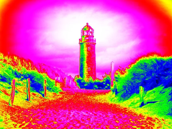 Foto ultravioletta. Torre del faro sopra le dune di sabbia via mare . — Foto Stock