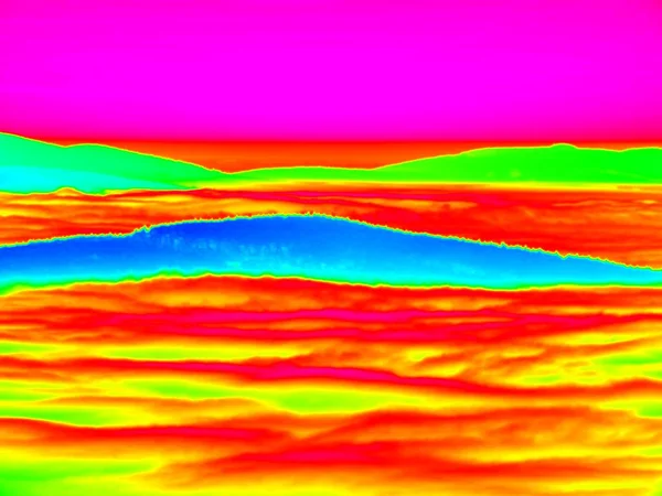 Tier-Infrarot-Ansicht. Hügellandschaft, Wald mit buntem Nebel — Stockfoto