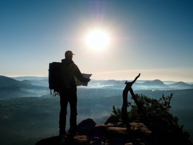 Kağıt harita arıyorum genç Turist Rehberi silüeti 