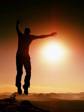 Düşen adam. Adam havada uçar. Elle yukarı aşağı düşen adam.