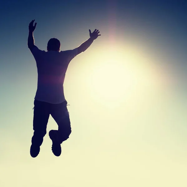 Τρελός άνθρωπος που πετούν πάνω από ήλιο σε φόντο μπλε του ουρανού. — Φωτογραφία Αρχείου