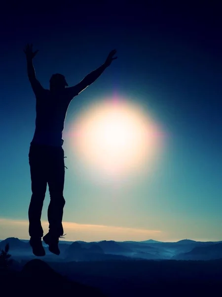 Молодой сумасшедший прыгает на ярком фоне неба — стоковое фото