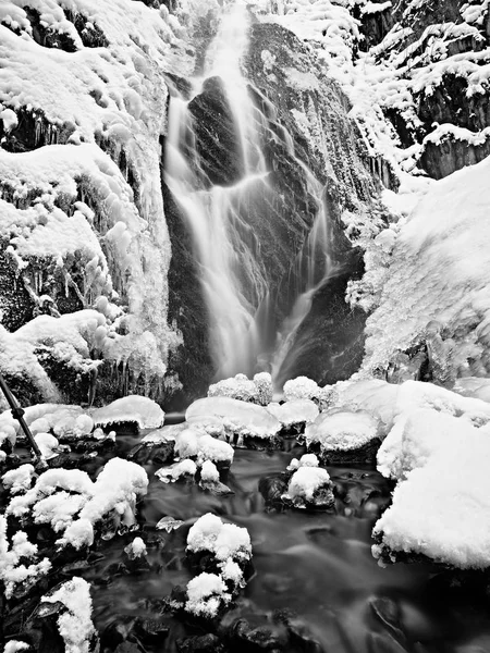 Cascada congelada. Cala de invierno, piedras heladas y ramas — Foto de Stock