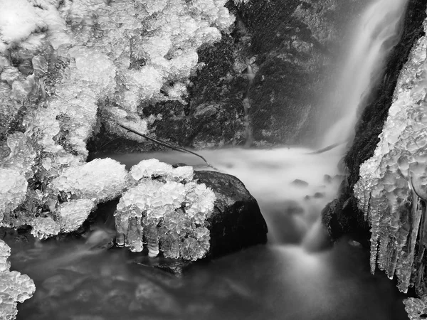 Bit av rystal is med sprickor inuti. Fallna istapp bellow vattenfall — Stockfoto