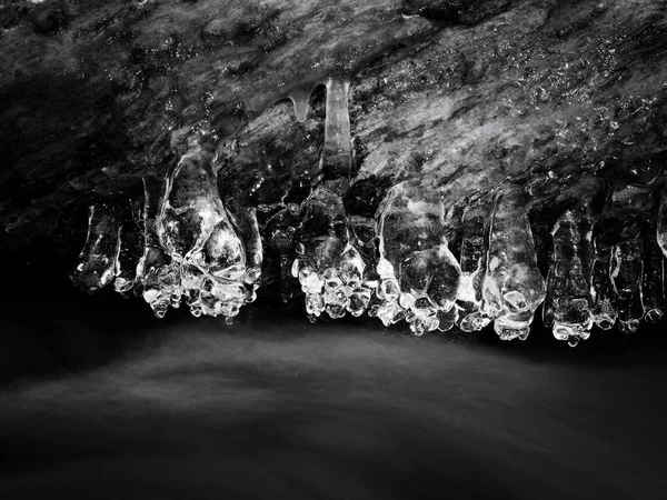 Strukturiertes Eis über einem bewegungsunscharfen Wasserstrom — Stockfoto