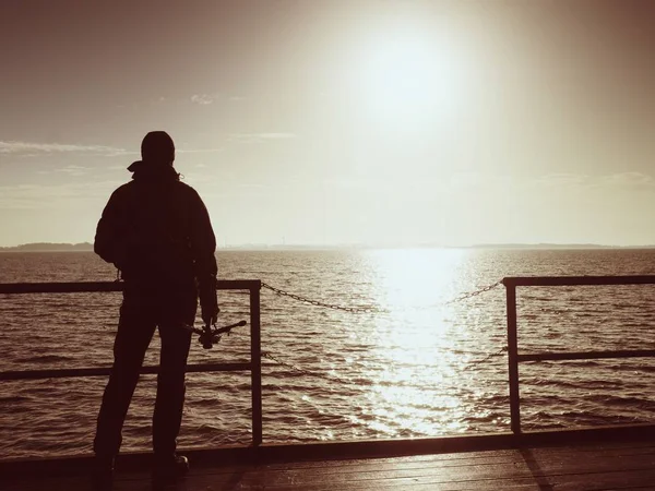 Seul artiste sur pont de mer en bois. Homme sur taupe marine en bois — Photo