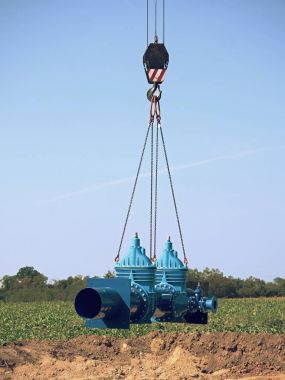 Gate valfleri ile 500 mm boru işleme vinç. İnşaat süreci 