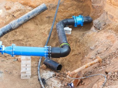 Plastik tüpler ortak üye ve Flanş ile çelik boru ile katıldı.