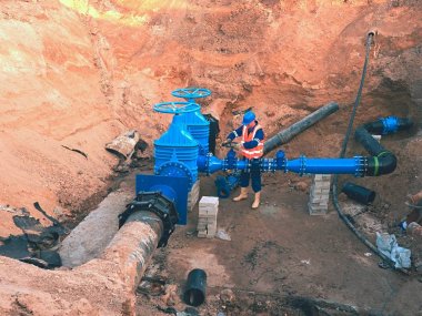 Ana şehir su boru hattı. Yansıtıcı yelek yeraltı teknik personel 