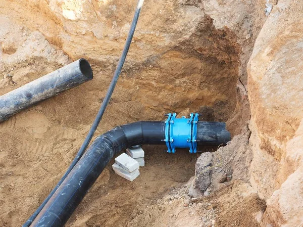 Soldagem de tubos HDPE subterrânea, sistema de água portátil da cidade — Fotografia de Stock