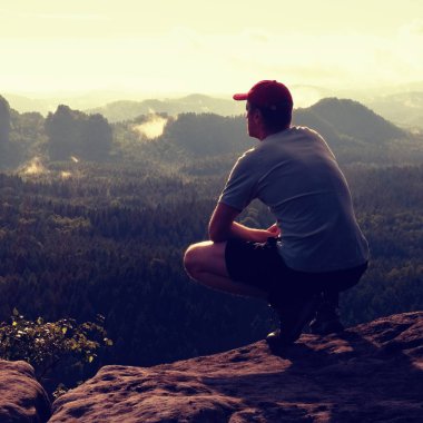 Adam turist rock İmparatorluğu üzerinde oturup özgürlük tadını çıkarın. Rüya gibi manzara 