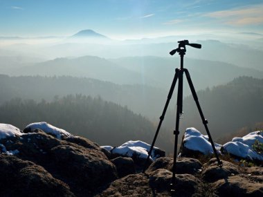 Karlı tepe fotoğrafçılık için hazır kamera olmadan profesyonel tripod. 