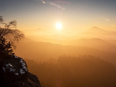 Puslu sabah güzel bir Hills. Renkli bulutların geçiş.