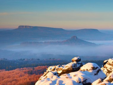 Soyut renkli dağlar ve gündoğumu ve günbatımı sırasında renkli gökyüzü. 