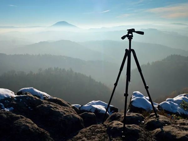 Tripé profissional sem câmera no pico nevado pronto para fotografia . — Fotografia de Stock