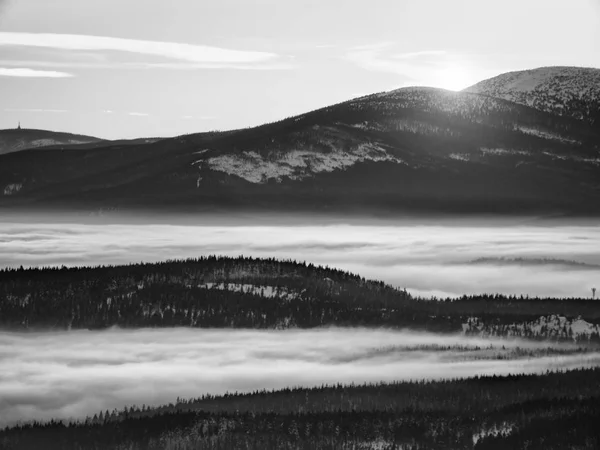 チル逆天気冬山、重い霧の中で. — ストック写真