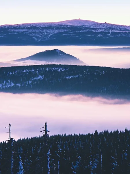 Högsta bergen ovanför inverse dimma. Vinter kallt väder i bergen — Stockfoto