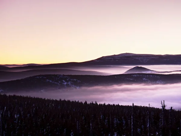 Högsta bergen ovanför inverse dimma. Vinter kallt väder i bergen — Stockfoto