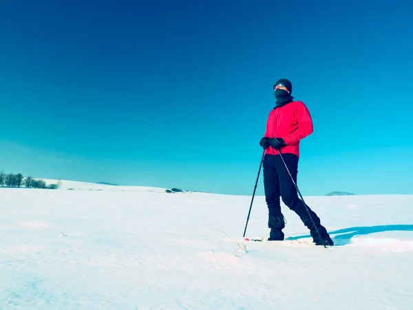 Turystycznych z spacer spacery na rakietach śnieżnych w śnieżny drift. Turysta w różowy sportowa kurtka — Zdjęcie stockowe