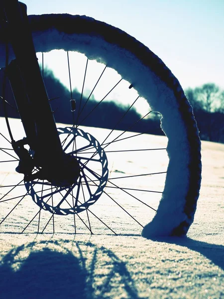 Framhjulet av mountainbike bo i pudersnö, djupa snödriva. — Stockfoto