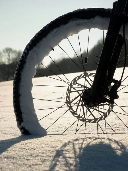 Przednie koło roweru górskiego nocleg w śnieżnym puchu, głębokiej zaspie. — Zdjęcie stockowe