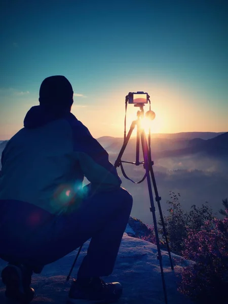 Fotógrafo de natureza com tripé e câmera em penhasco e pensamento — Fotografia de Stock