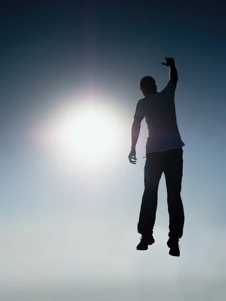 Падающий человек. Человек летит в воздухе. Человек падает с поднятыми руками . — стоковое фото