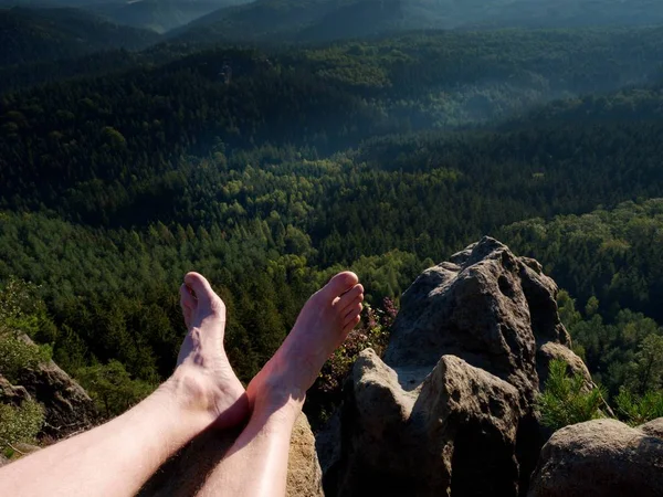 Pernas masculinas nuas descansam no pico. Actividades ao ar livre — Fotografia de Stock
