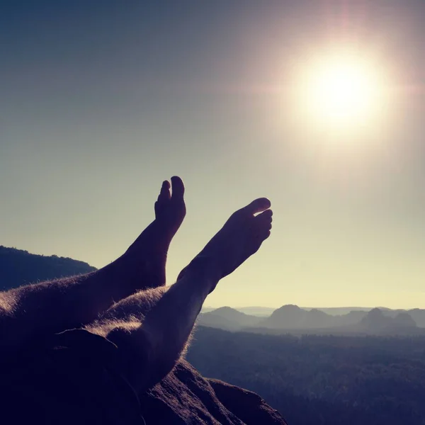 裸男腿休息在山峰上。户外活动 — 图库照片