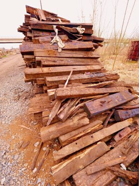 Ayıklanan eski ahşap bağları berbat koku yığını. Yağlı yaşlı meşe vagonlar depolanan kullanılan