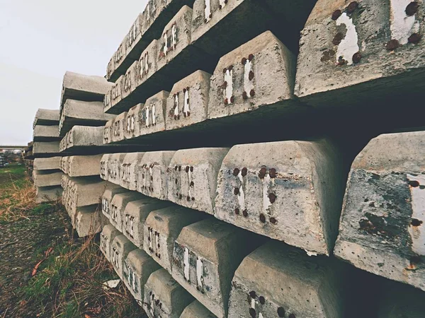 Produção de travessas. Fundição e montagem de concreto. Novos laços ferroviários de concreto armazenados — Fotografia de Stock