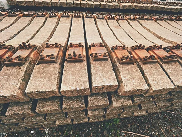 Stock de traverses usagées dans le dépôt ferroviaire. Vieux, sale et rouillé traverses de chemin de fer en béton usagé stockés — Photo