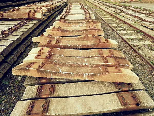 Extraherade gamla Betongsliprar i lager. Gamla rostiga används betong järnvägen band lagras — Stockfoto