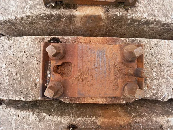 Použité pražce UK v železničním depu. Starý, špinavý a rusty používané betonové pražce uložené — Stock fotografie